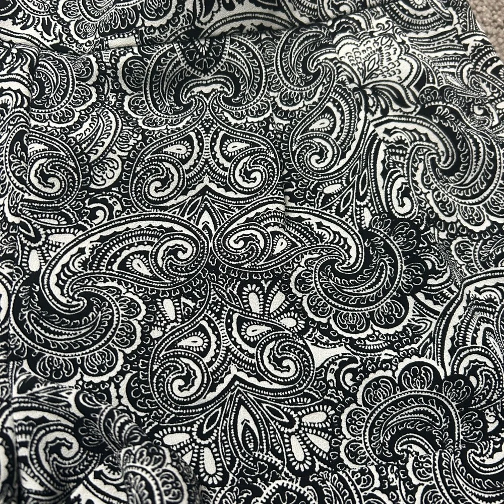 Women's Express Black White Paisley Pleated Tailored Cuffed Dress Short Shorts 6